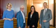 Foto (Quelle: Stadtsparkasse Augsburg): Oberbürgermeisterin Eva Weber, Vorstands-vorsitzender Rolf Settelmeier, Nachfolgerin Sandra Peetz-Rauch, 1. Bürgermeister Friedberg Roland Eichmann