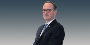 Terry Ewing ist Head of Equities bei Mediolanum. 