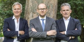 Expertentreffen zum Thema US-Wahlen (v.l.): Philipp von Königsmarck, Head of Wholesale Distribution Northern Europe bei LGIM; Simon Frank, Senior Investment Advisor bei Pictet AM und Gerrit Braith, Vorstand Vertrieb und Marketing bei der LOYS AG (Foto: Bert Bostelmann / bildfolio)