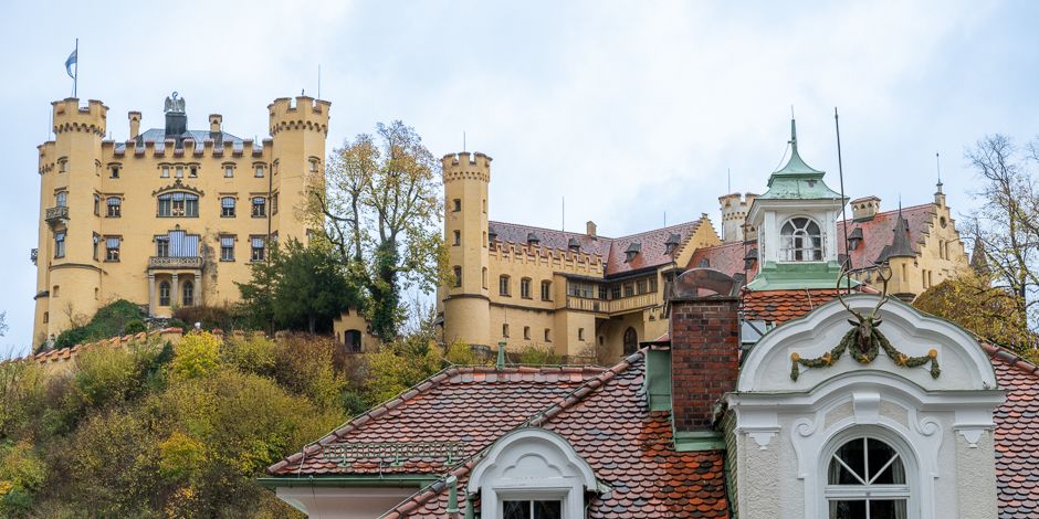 Blick auf Schloss Hohenschwangau bei Neuschwanstein