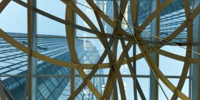 Deutsche Bank-Türme – Blick durch die Sphäre Zentrale in Frankfurt am Main, (Bild: Deutsche Bank)