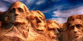 Von links nach rechts finden Sie die Köpfe von George Washington, Thomas Jefferson, Theodore Roosevelt und Abraham Lincoln. Sie sind aus dem Fels des Mount Rushmore geschlagen.