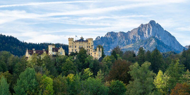 Blick auf Schloss Hohenschwangau bei Neuschwanstein