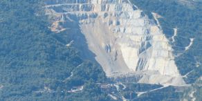 Der Platinpreis steigt. Mit den passenden Rohstofffonds können Anleger davon profitieren.