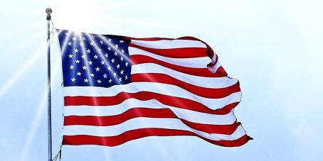 Fünf Gründe, warum Zölle die US-Wirtschaft bisher nicht aus der Spur gebracht haben