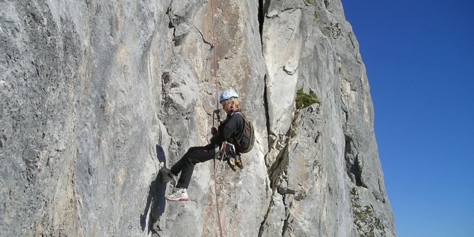 К чему снится спускаться. К чему снится снег белый. Лестница на небеса. Толкование снов гора. Спускаться с горы во сне.