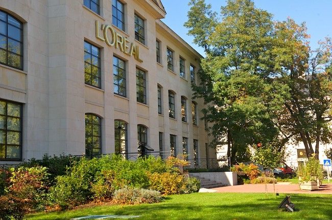 L’Oréal betreibt weltweit 21 Forschungs-Zentren – dieses befindet sich im französischen Chevilly-Larue, im Süden der Hauptstadt Paris.