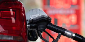 Die Fahrt zur Zapfsäule ist günstiger geworden. (Archivbild)