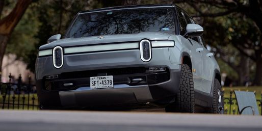Auf den relativ teuren SUV R1S will Rivian im kommenden Jahr das Modell R2 zum Preis ab 45.000 Dollar folgen lassen. (Archivbild)