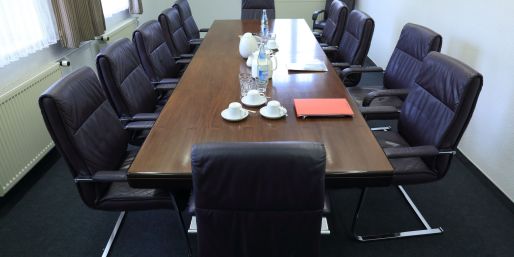 Die Vergütungen normaler Aufsichtsräte sind 2024 laut einer Studie der DSW im Schnitt um 3,0 Prozent gestiegen. (Symbolbild)