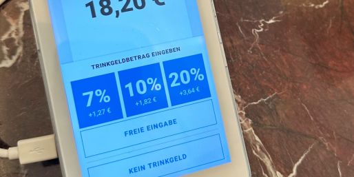 Vorgegebene Trinkgeld-Optionen bei der Kartenzahlung kommen bei vielen Menschen einer Umfrage zufolge nicht gut an. (Archivbild)