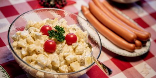Laut einer aktuellen Statista-Befragung geben 34 Prozent der Befragten an, dass es bei ihnen über die Weihnachtsfeiertage Würstchen mit Kartoffelsalat gibt. (Symbolfoto)