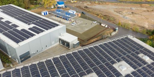 Ein Solarpark in Sachsen, der dem Laden von Elektroautos dient. (Archivbild)