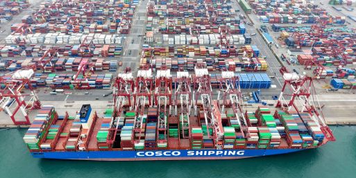 In chinesischen Häfen wie hier in Qingdao herrscht Hochbetrieb. Der Export ist eine wichtige Stütze für die Wirtschaft. (Archivbild) 