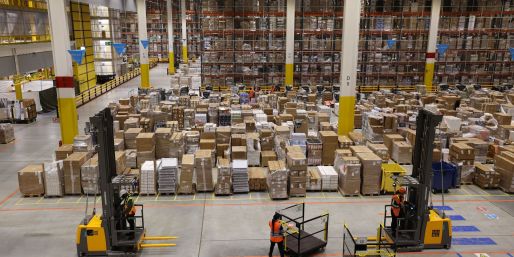 Aus solchen Logistikzentren beliefert Amazon seine Kunden. (Archivbild)
