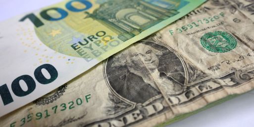 Der Euro - im Vergleich zum US-Dollar derzeit die härtere Währung. (Symbolbild)