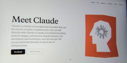 Die KI-Software Claude ist nun auch besser bei Finanzanalyse und der Suche nach Programm-Schwachstellen. (Archivbild)