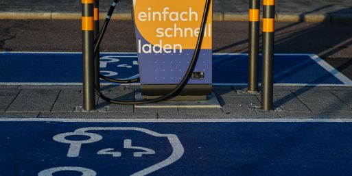 Eine Ladesäule am Flughafen Leipzig/Halle. Für Großstädter ohne eigenen Stellplatz ist das Laden eines E-Autos umständlicher und teurer als für Eigenheimbesitzer. (Symbolbild)