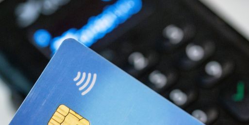 Im vergangenen Jahr haben Verbraucher in Deutschland so häufig bargeldlos mit der Girocard bezahlt wie nie. (Symbolbild)