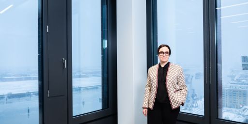 Die Schwedin Borg leitet seit 2020 den staatseigenen schwedischen Energiekonzern Vattenfall, der Deutschland zu seinen Kernmärkten zählt. Auf dem Bild steht Borg in der Hamburger Vattenfall-Zentrale. Im  Hintergrund ist die Norderelbe zu sehen. (Archivbild)