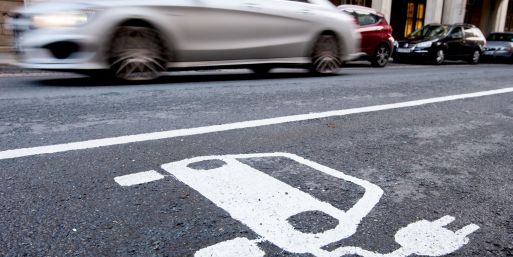 Im Alltagsbetrieb auf der Straße sind Plug-in-Hybride laut Fraunhofer ISI deutlich durstiger als auf dem Papier. (Archivbild)