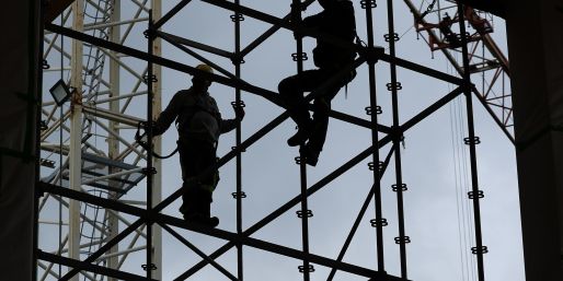 Arbeiter auf der Baustelle: Die Branche dürfte 2026 nach Jahren der Krise wieder wachsen (Archivbild)