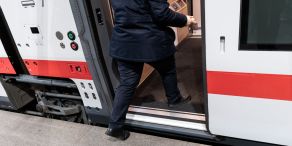 Der Fernverkehr bei der Deutschen Bahn soll komfortabler werden. (Archivbild)