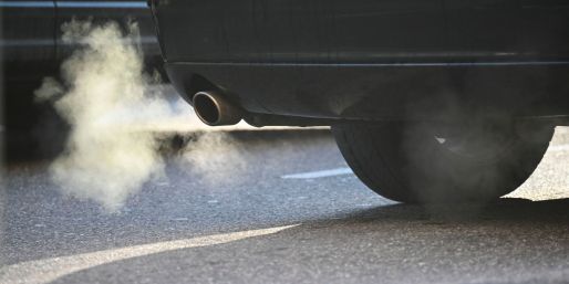 Die Deutsche Umwelthilfe will, dass BMW und Mercedes-Benz untersagt wird, in Zukunft Neuwagen mit klimaschädlichen Verbrennungsmotoren zu verkaufen. (Symbolbild)