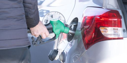 Der Iran-Krieg macht den Griff zur Zapfpistole immer teurer. 