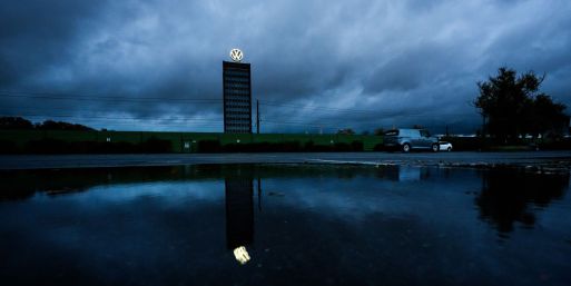 Dunkle Wolken über Wolfsburg: Der VW-Konzen hat 2025 einen drastischen Gewinneinbruch erlitten.