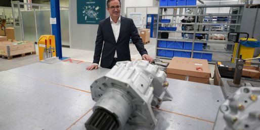 Vincorion-Chef Kajetan von Mentzingen in einer Produktionshalle seines Unternehmens. (Archivbild)