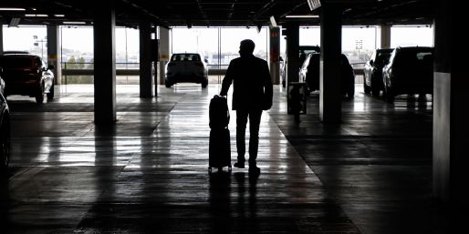 Das Parkhaus einer Autovermietung. Mietwagen werden über Ostern in Deutschland teurer sein als im Vorjahr, in etlichen anderen Ländern jedoch günstiger. (Symbolbild)
