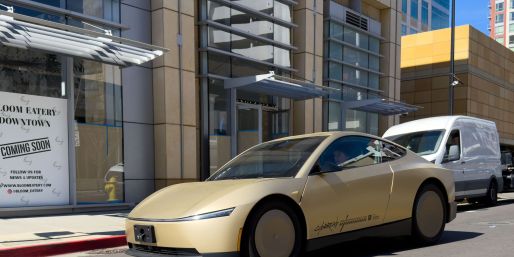 Auch Teslas geplantes Robotaxi ohne Lenkrad und Pedale soll nur mit Kameras als Sensoren auskommen. (Archivbild)