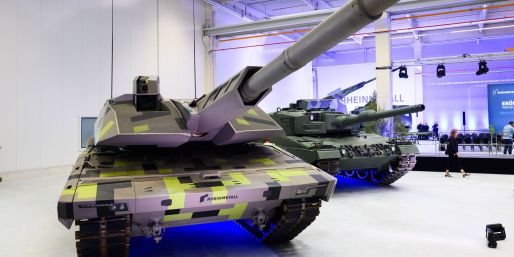 Der Panther-Kampfpanzer von Rheinmetall (links) steht neben anderen Panzern und Haubitzen des Rüstungskonzerns bei einer Vorführung in Unterlüß.