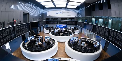 Handelsraum in Frankfurt: Reihenweise börsennotierte Firmen müssen ihre Gewinnziele korrigieren. (Archivbild)