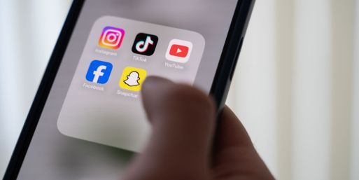 Die Nutzung sozialer Medien nimmt laut einer Deloitte-Umfrage weiter zu - nur ein Teil der Älteren wendet sich ab. (Illustration)