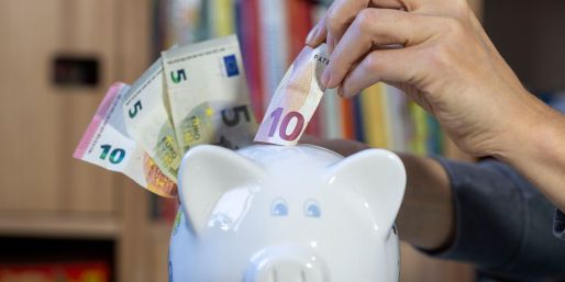 Viele Menschen sparen regelmäßig, am beliebtesten sind Tagesgeld und Festgeld. (Symbolbild)