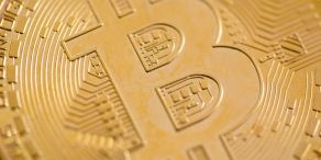 Der Kurs des Bitcoin ist unter 67.000 US-Dollar gefallen.