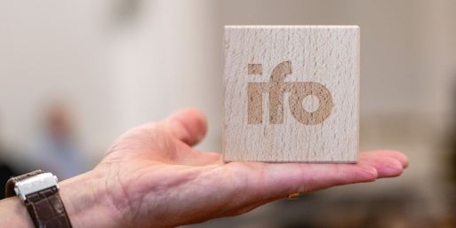 Ifo-Institut in München: Neun von zehn Firmen spüren Folgen des Iran-Kriegs. (Archivbild)