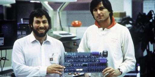 1976: Das erste Apple-Produkt - der Apple I - wurde von Steve Wozniak (l) entworfen. Rechts: Steve Jobs. 