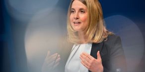 Gleichzeitig gegen Leerstand und Wohnungsnot: Bauministerin Verena Hubertz legt ein neues Förderprogramm auf. (Archivbild)