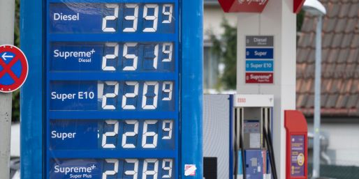 Die Spritpreise steigen weiter - Superbenzin der Sorte E10 ist nur noch eine Winzigkeit vom Allzeithoch entfernt. (Archivbild)