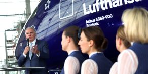 Lufthansa-Chef Carsten Spohr und Flugbegleiterinnen.