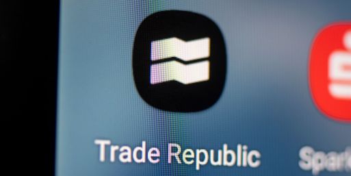 Der Online-Broker Trade Republic arbeitet rein App-basiert. (Archivbild)