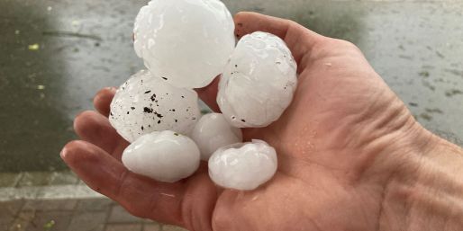 Je größer die Hagelkörner, desto größer die Gefahr. Hier Eisbälle, die im Juni 2023 in der oberbayerischen Ortschaft Valley niedergingen. (Archivbild)