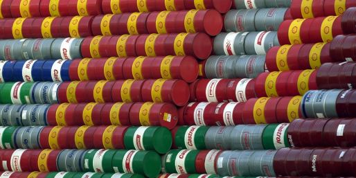 Ölfässer im Hamburger Hafen (Archivbild). Hohe Energiepreise bremsen die Wirtschaft aus.