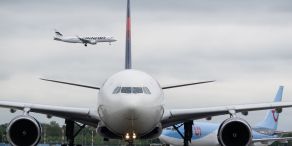 Hohe Kerosinpreise sind laut EU-Kommission kein außergewöhnlicher Umstand: Fluggäste müssen bei Flugstreichungen entschädigt werden.