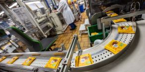 Ritter Sport hat seit kurzem leichtere Schokoladentafeln im Angebot. (Archivbild)