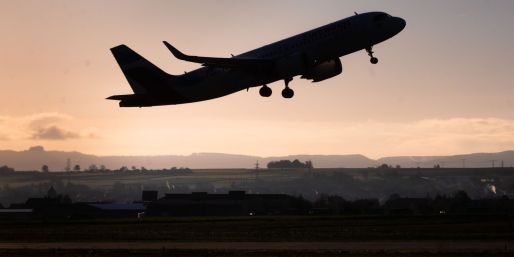 Für Flüge aus Deutschland soll von Juli an eine niedrigere Ticketsteuer gelten. (Archivbild)