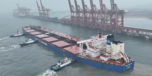 Ein Schiff mit brasilianischem Eisenerz legt im Hafen von Tangsahn an. Chinas Konkuntur hat im April Schwung verloren. 